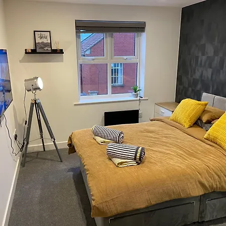 Modern Newly Refurbished 2 Bed Бристоль
