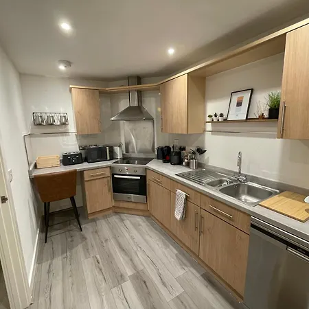Modern Newly Refurbished 2 Bed Apartment Bristol