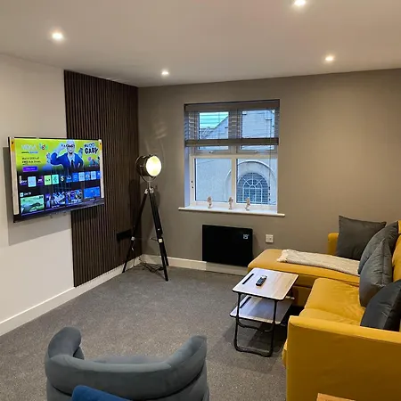 Апартаменти Modern Newly Refurbished 2 Bed 9 Livingstone Mews *